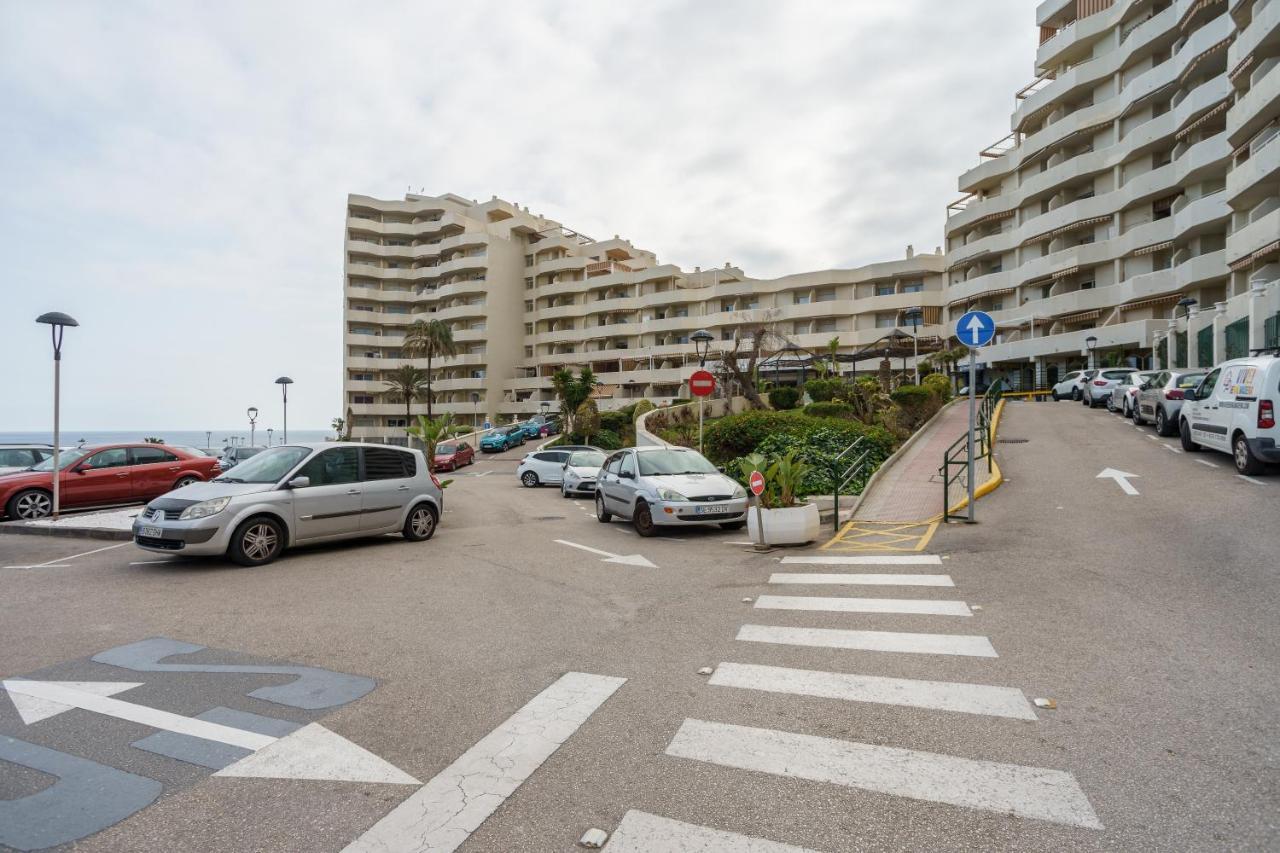 Seaview Beachfront Studio With Aqua Park & Balcony Benalmádena Oda fotoğraf